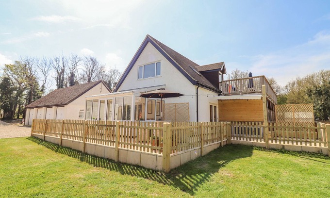 Stonesfield Cabaña | DEER VIEW, romantic, with hot tub in East End