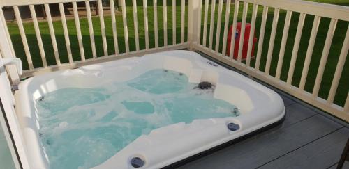 Tattershall Casa | dees hot tub breaks tattershall lakes The Ramparts 20