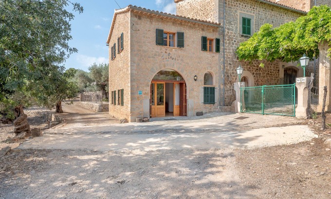 Deia Casa | Casa semiadosada en Deia. En el campo cerca de senderos al mar o al pueblo.