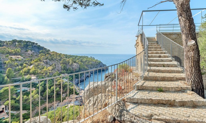 Deia Apartamento | Deia tower overlooking the sea and it famous cove.