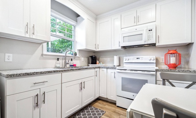Tampa Heights Cabaña | Deja Blue Garden House – Charming Cottage in Historic District! Pet Frien