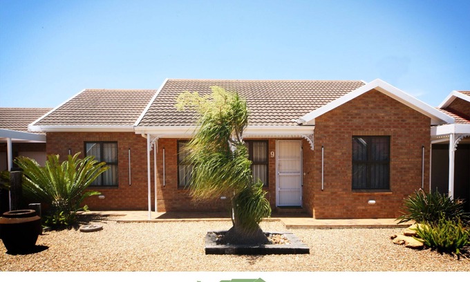 Trawal Casa | DeKeurboom Guesthouses. (Weslyn Luxury Cottage)