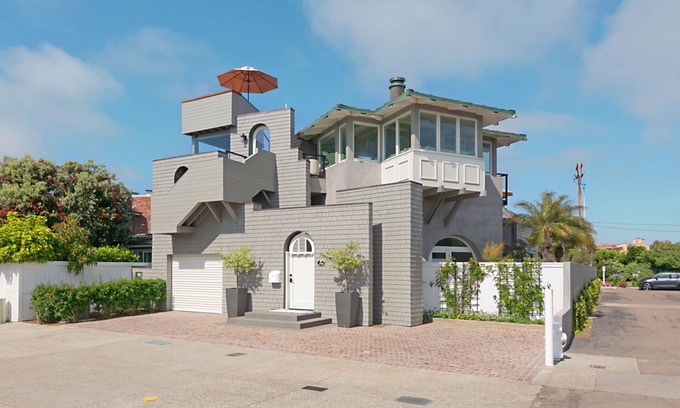 Del Mar Casa | Del Mar Beach House, Gated, Secluded, Pristine. Adjacent to the Beach.