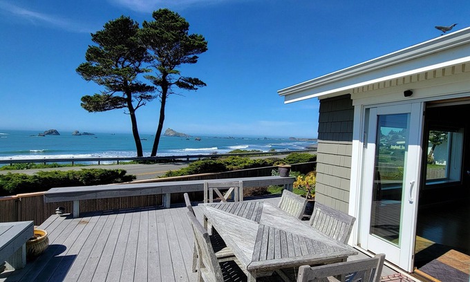 Crescent City North Casa | del Playa: Luxurious Craftsman Beachfront Home