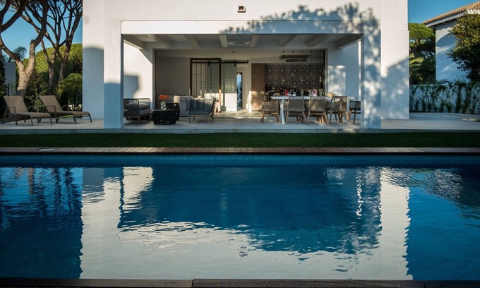 Cabo Roche Villa | Del Sol. Moderna casa Andaluz, acceso a la playa y vistas.