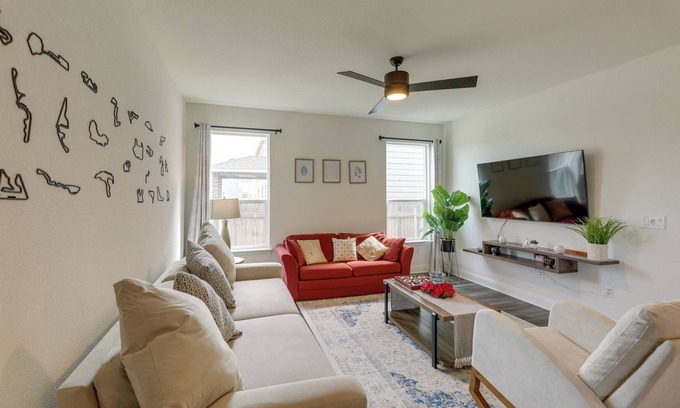 Vista Del Pueblo Casa | Del Valle Getaway with Charming Patio & Grill!