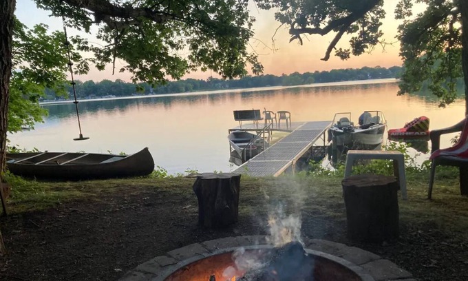 Hayburn Heights Cabaña | Delafield Cottage on Lower Nemahbin Lake - Canoe & Kayak Included