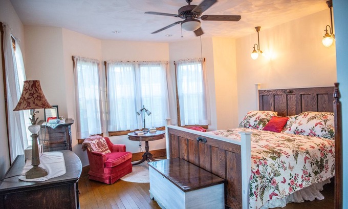 Dickerson Run Cama Y Desayuno | Delaine Room - The Farmhouse Bed & Breakfast at Maple Bottom Farm
