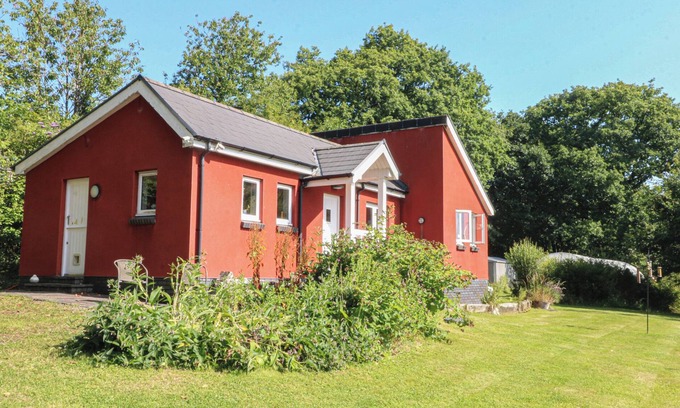 Pentrefelin Cabaña | DELFRYN LLANDEILO, pet friendly, with open fire in Llandeilo