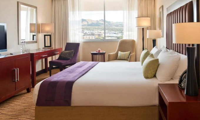 Windhoek Central Apartamento | Delight in the Urban Views: Free Parking, Rooftop Pool, Near Alte Feste Museum!