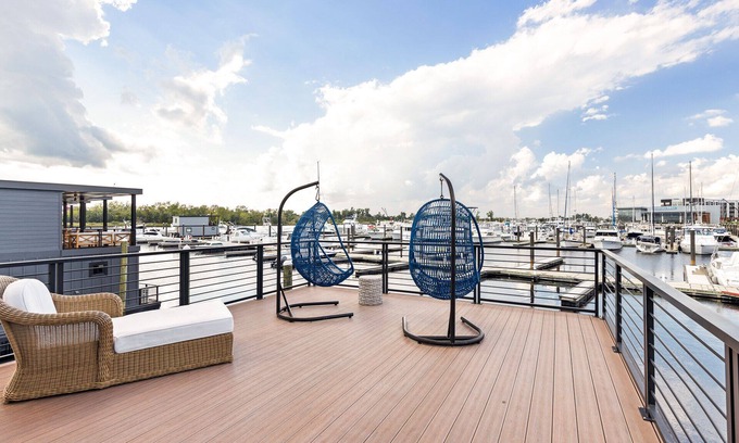 Wilmington Apartamento | Delight at The Cove - Luxury Floating Villa in Downtown Wilmington