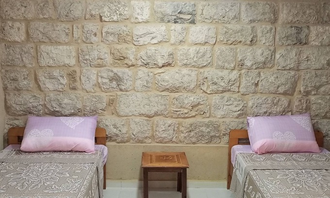 Faitroun Apartamento | Delightful 1-bedroom + living room apartment old stone style in Faitroun