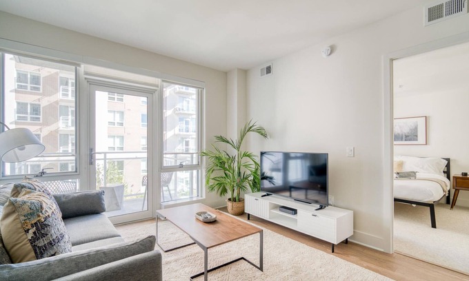 Pentagon City Apartamento | Delightful 1BR in Arlington, Pool + Pet-Friendly