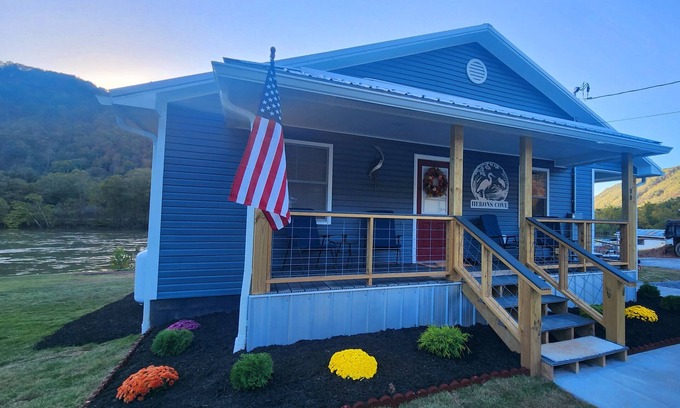 Meadow Bridge Casa | Luxurious 3-bedroom Home on the New River