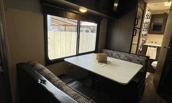 Ludlam Cama Y Desayuno | Delightful Camper/RV