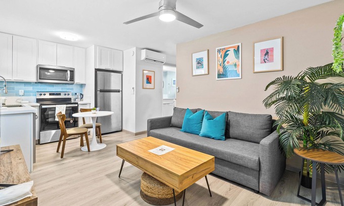 McCully - Moiliili Apartamento | Delightful Contemporary Honolulu Loft w/ AC & Laundry