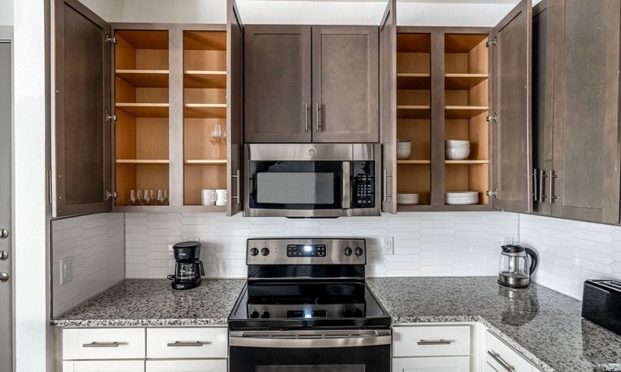 Waller Creek District Apartamento | Delightful Downtown 1BR w/ Deck & Gym, nr Congress Ave, by Blueground