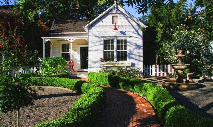 St. Helena Casa | Delightful Downtown Cottage House with Modern Amenities (Breakfast Possible)