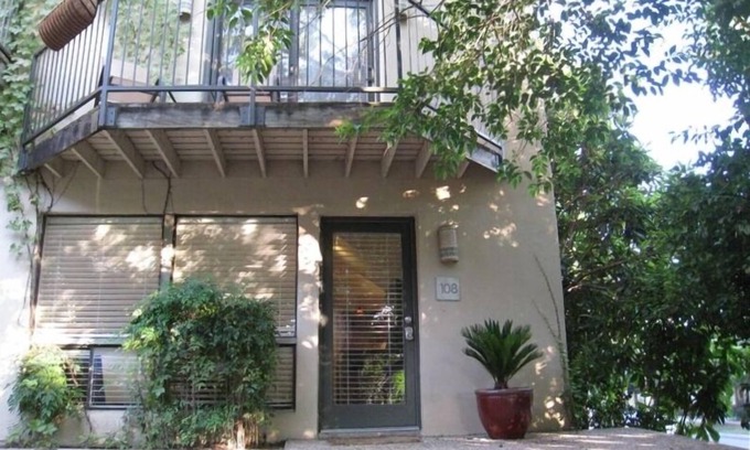Clarksville Condominio | Encantador condominio en el centro de West 6th Street: camine hacia todo