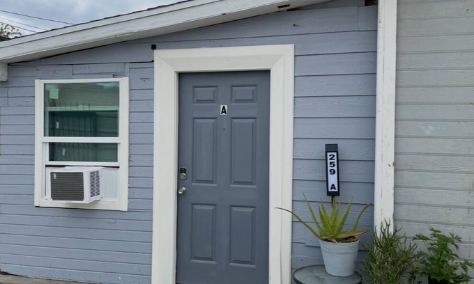 San Bernardino Apartamento | Delightful hidden gem Attached back. House apartment in San Bernardino