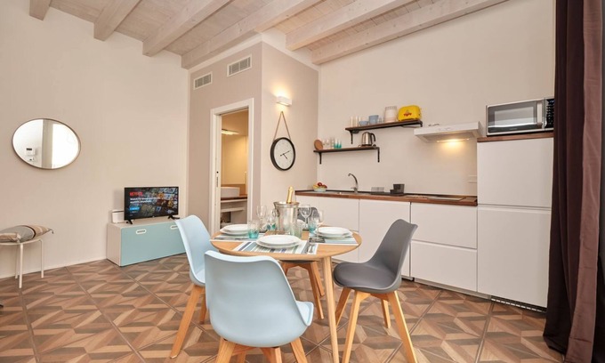 Desenzano del Garda City Centre Apartamento | Delightful apartment in the historic center of Desenzano for 4 people.