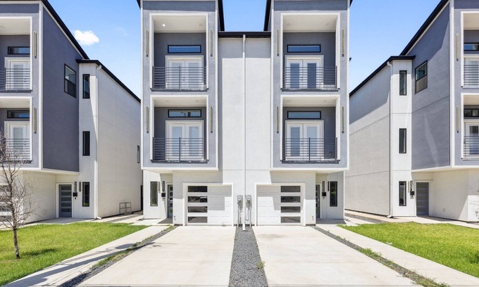 West Dallas Casa | Delightful Left 8-bedroom house with Game room in vibrant Dallas
