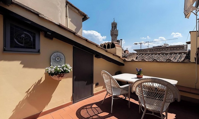 San Giovanni Apartamento | Delightful little terrace on Palazzo Vecchio