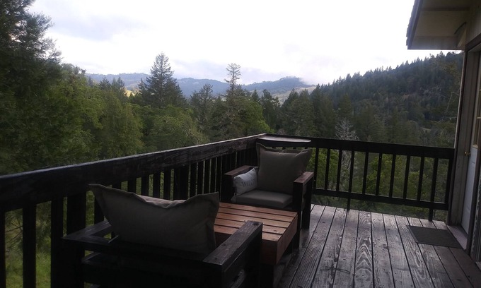 Redway Apartamento | Delightful off grid studio with beautiful mountain views