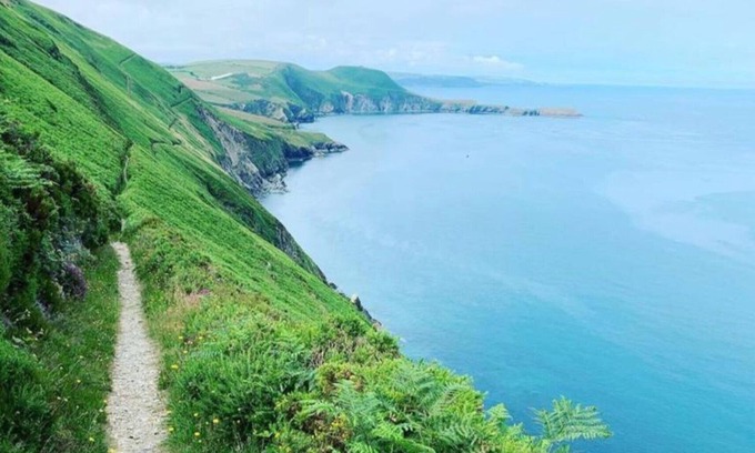 Tan-y-groes Casa | Delightful property some 200 yards from the beach at Llangrannog situated on the hillside