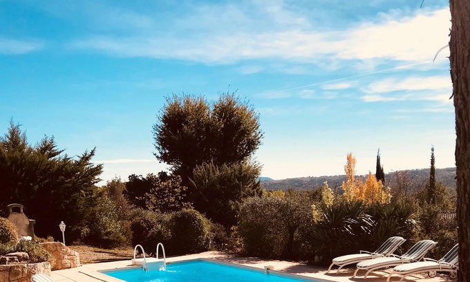 Tourrettes Villa | Encantadora villa de estilo provenzal en un solo nivel con piscina y vistas impresionantes.