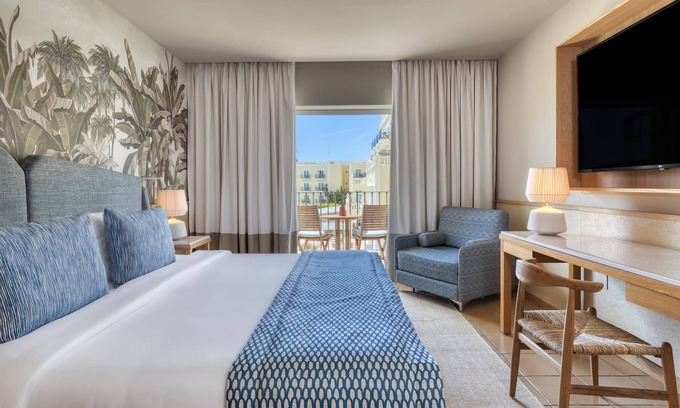 Vilamoura Villa | Delightful Vilamoura Apartment | Apartment Finral | 2 Bedroom Suite | Furnished Balcony | Shared Outdoor and Indoor swimming pool | Shared Fitness Centre and Sauna | Common Lounge and Garden | Praia Da Falésia, Apartado