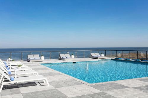 Northeast Virginia Beach Complejo | Delta Hotels by Marriott™ Virginia Beach Waterfront Suites