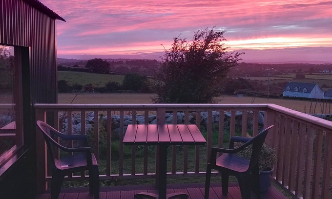 Borris Cabina | Delux romantic glamping cabin with superking bed