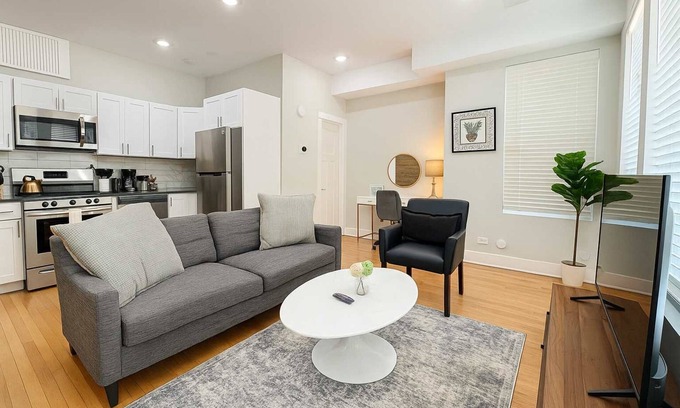 Andersonville Apartamento | Deluxe 1BR Near Shops & Cafés
