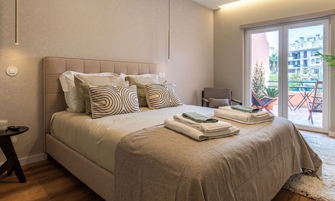 Carcavelos Apartamento | Deluxe 2BDR Apartment in Carcavelos by LovelyStay