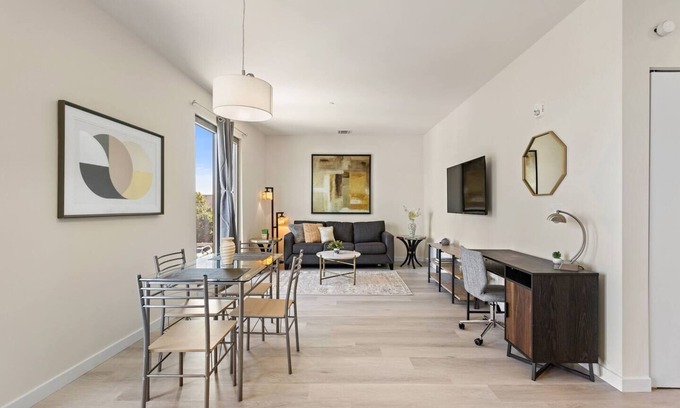 Newark Apartamento | Deluxe 2BR ! Free Parking ! 30 min to NYC !