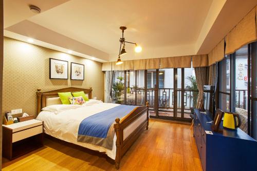 Xihu Casa | Deluxe Double Balcony King Room Bathtub