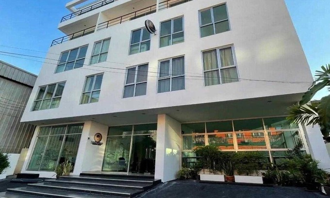Khlong Toei Casa | Deluxe Double Delight | Sleek Comfort in the City