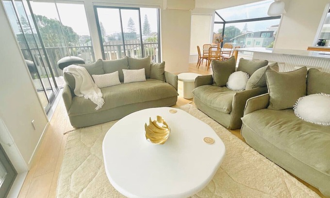 Mount Maunganui Casa | Deluxe Downtown: sleeps 8+/250m-Beach/600m-Town