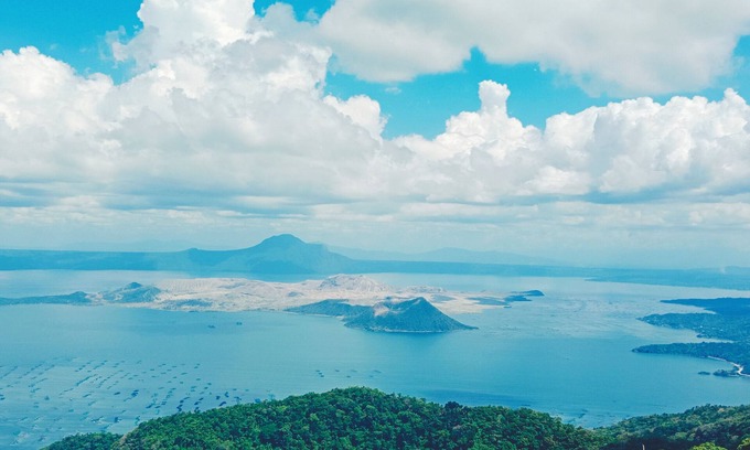 Silang Junction North Apartamento | Deluxe Family room in Tagaytay with Taal lake view
