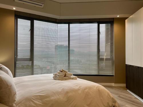Menlyn Apartamento | Deluxe fully furnished apartment in Menlyn Maine residence 1209