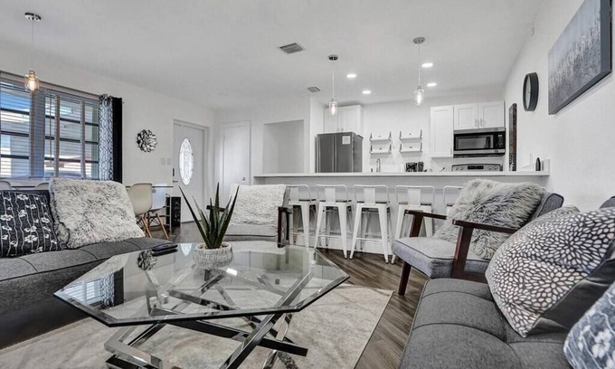 Central Fort Lauderdale Casa | Una Invitación a la Elegancia: Entra en un Mundo de Felicidad Sofisticada