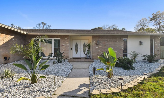 New Port Richey Casa | Deluxe House with 3 bedrooms, 2 bathrooms & Heated Pool