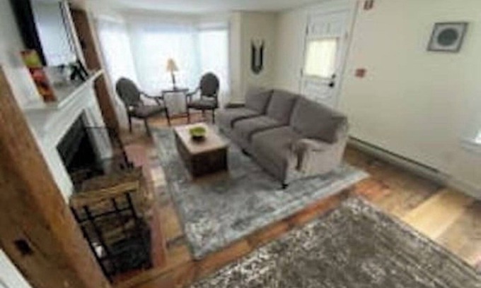West Dover Complejo | Deluxe King, Living Room w/sofa bed, bunk bed & fireplace