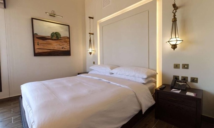 Al Madam Apartamento | Deluxe King Room Near Luxury Desert Adventure