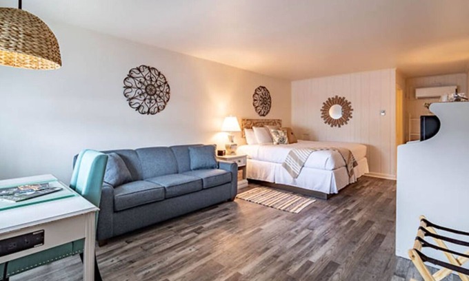 Rehoboth Beach Hotel | Deluxe King Room at Ocean Glass Inn | Convenient Stay w/Free B'fast & Parking