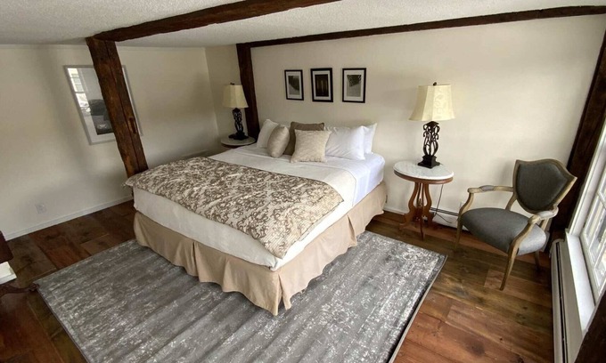West Dover Complejo | Deluxe King Suite, Living Room w/sofa bed & fireplace