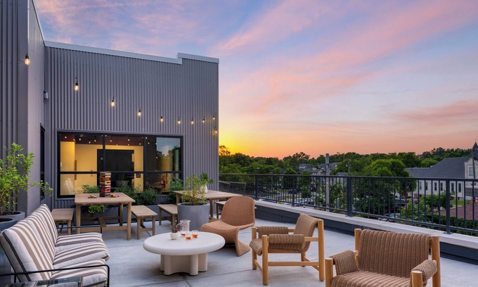 12 South Condominio | Deluxe King w/ Balcony | The Gilmore by AvantStay