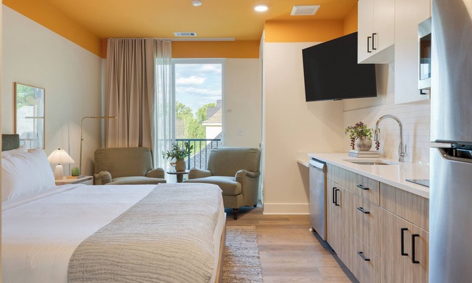 12 South Condominio | Deluxe King w/ Balcony | Walk to 12 South Shopping