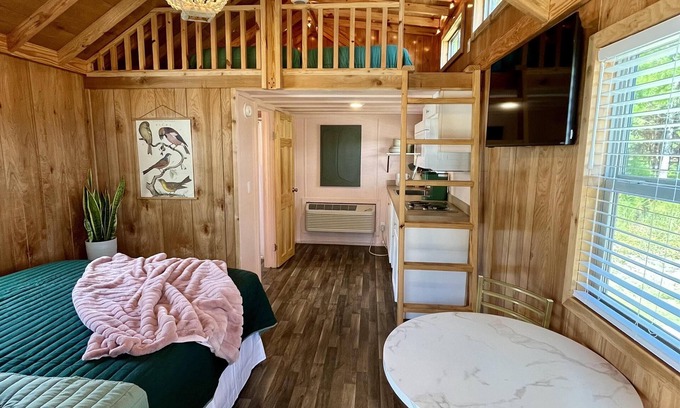Bolivia Alquiler De RV | Deluxe Loft Cabin - Upscale Cozy Loft Cabin